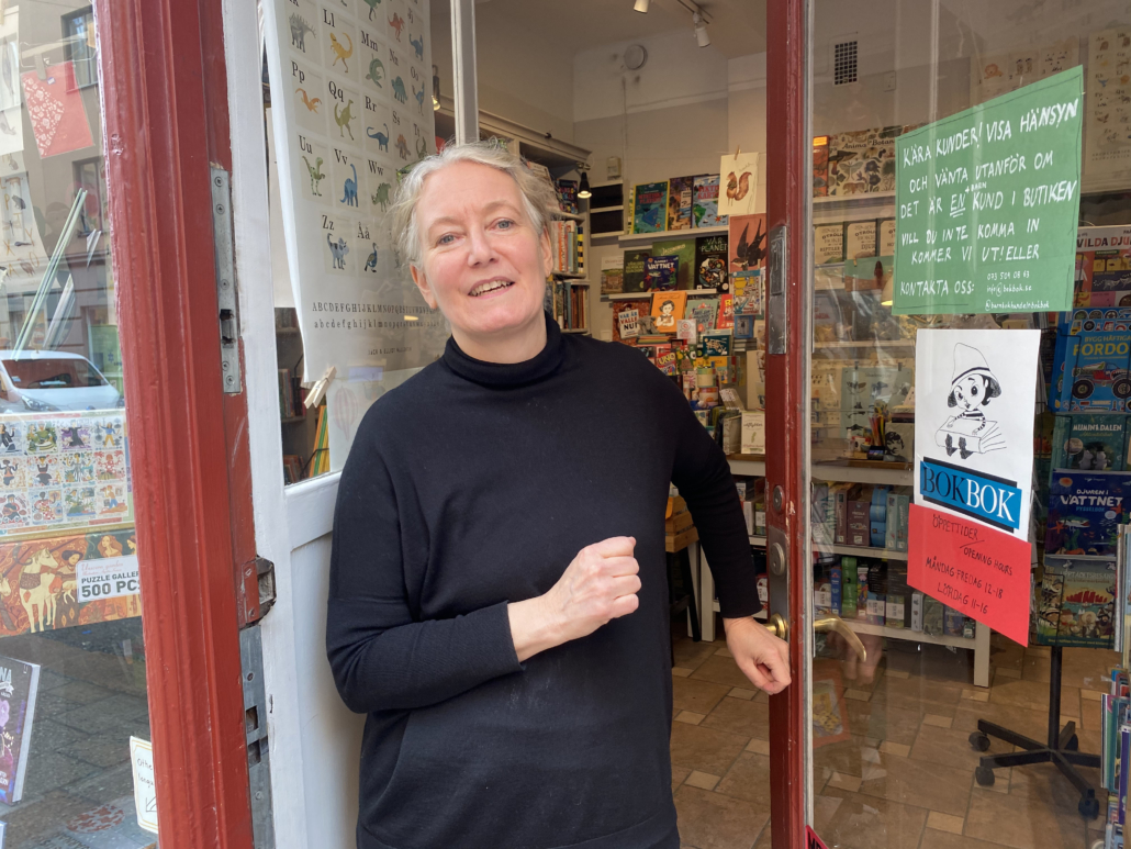 Bokhandlare Caroline Gezelius öppnar den rödinramade glasdörren dörren till barnbokhandeln Bokbok