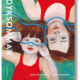 Bild på omslag till bilderboken Dyksommar visar två flickor i halvfigur i röda baddräkter med blått pärlhalsband som slingrar över deras ansikten