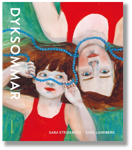 Bild på omslag till bilderboken Dyksommar visar två flickor i halvfigur i röda baddräkter med blått pärlhalsband som slingrar över deras ansikten
