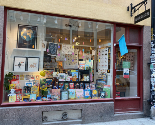 Skyltfönster belamrat med barnböcker pussel och affischer