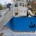 Bild på stor blå båt i en park och i fören på leksaksbåten står en tjej och tittar uppåt