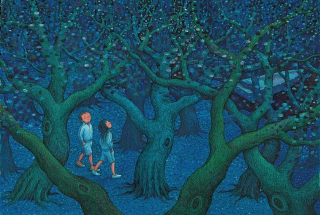 Två barn klädda i ljusblått går i en tät skog där marken är himmelsblå och trädstammarna mörkare blågröna och det glittrar stjärnstoft i de översta grenarna