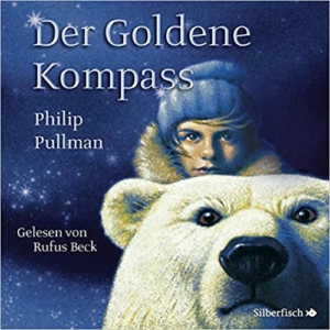 Huvudpersonen, en flicka, sitter på ryggen bakom ett isbjörnsansikte i ett blått nattligt sken
