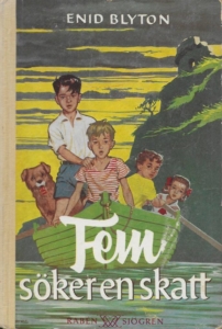 Bokomslag på Fem söker en skatt som visar de fem i en båt nedanför en mystisk klippa