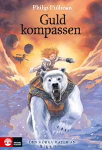 Bokomslag på Guldkompassen visar huvudpersonen Lyra ridande på isbjörn med en guldfärgad bakgrund