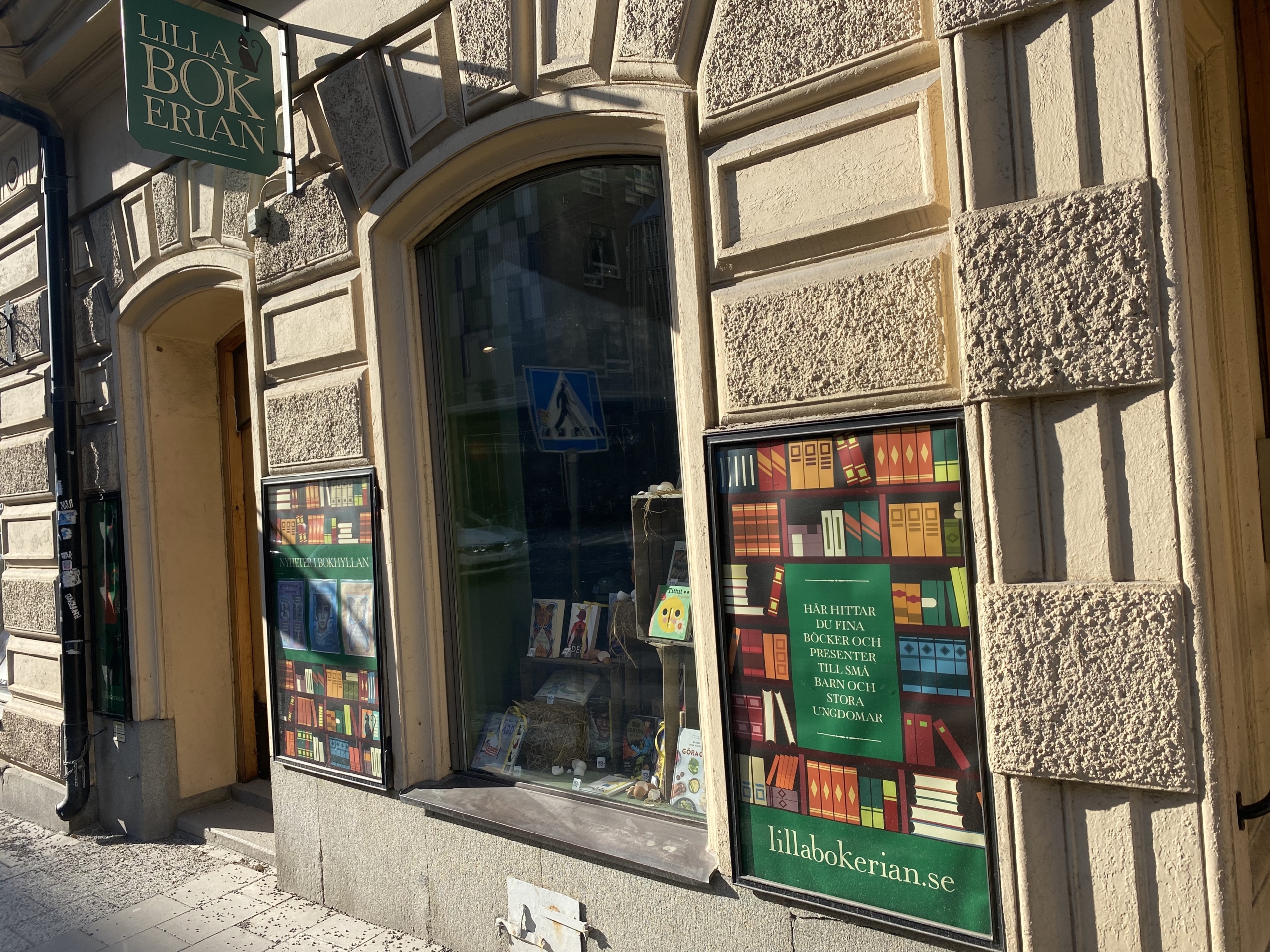 bild på en gata med bokhandelsfönster och en bokhandelsskylt där det står Lilla Bokerian