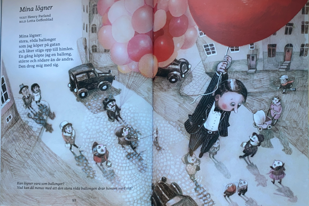 Illustration av en liten gubbe i kritstrecksrandig kostym följer med en stor röd ballong upp i himlen ovanför en gata med hus och en massa människor som tittar på den stigande ballongfiguren