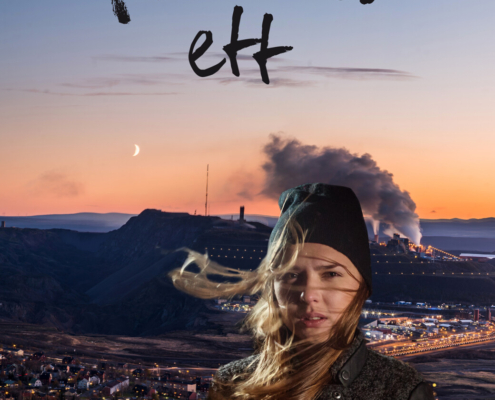 Bokomslaget visar en ung tjej som i månsken står på en höjd med vinden blåsande i håret och i bakgrunden syns en stor del av staden Kiruna och en brand med svart rök längst bort