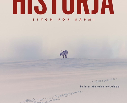 En filmaffisch av dokumentärfilmen Historjá visar en ren långt bort på ett snötäckt fält och med snörök i bakgrunden