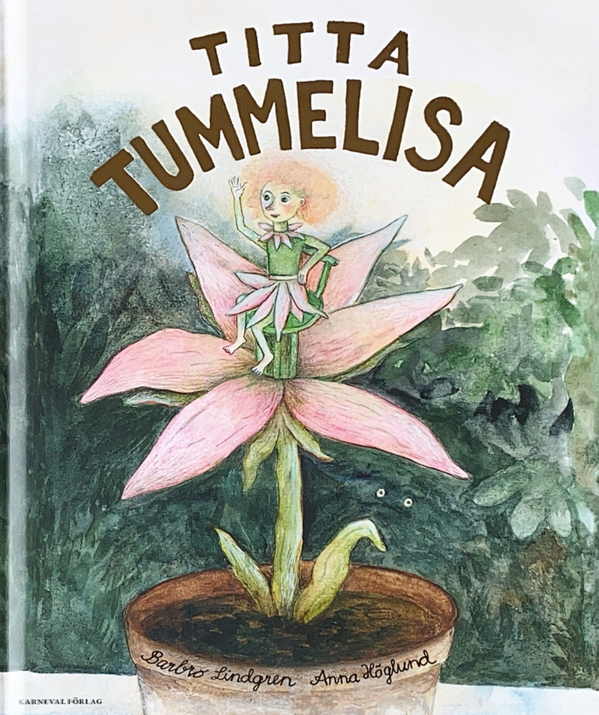 Bokomslag av builderbokjen Tummelisa visar en pytteliten flicka med lockigt rosa hår som sitter mitt i en stor rosa blomma omgiven av fluffig grönska