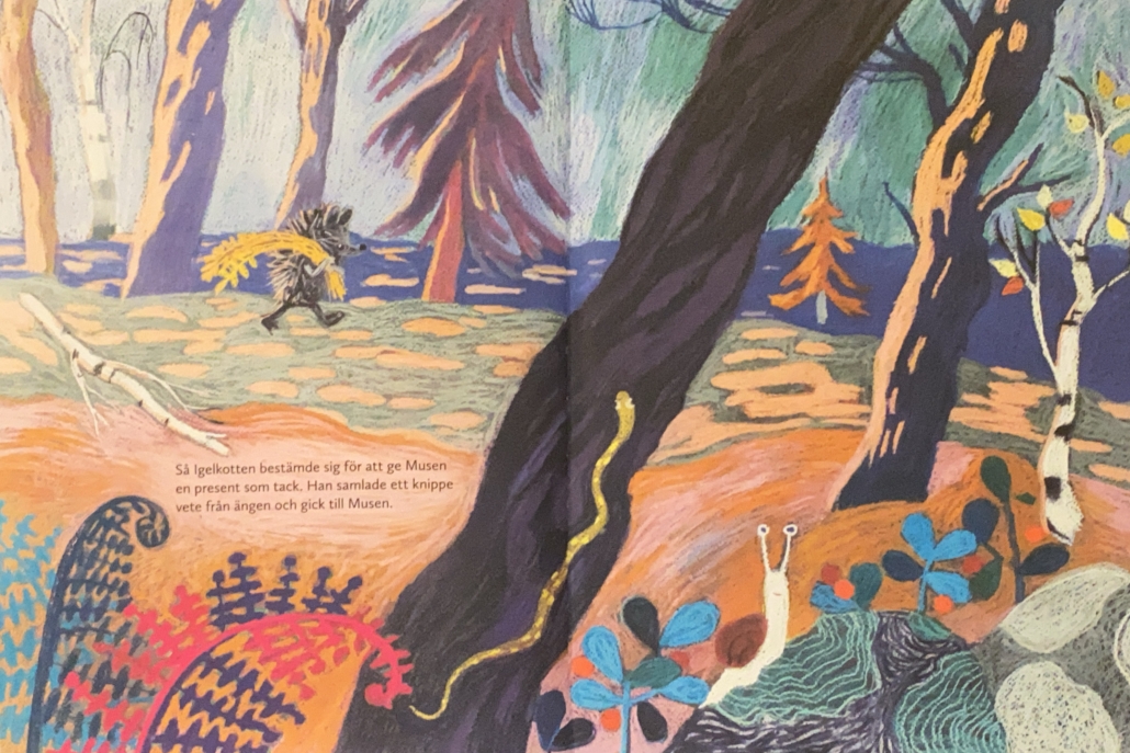 Illustration ur Igelkotten och presentmysteriet, igelkotten går med veteax på en stig genom en skog