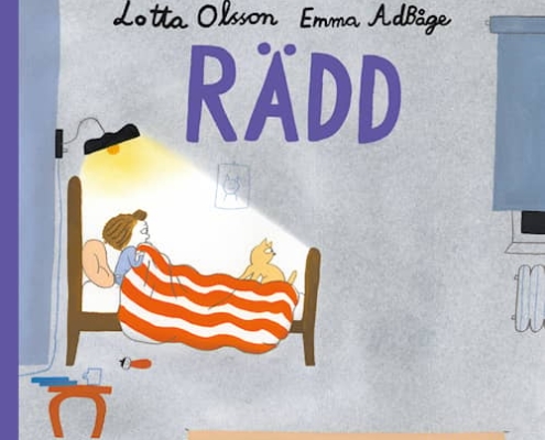 Bokomslag Rädd visar en illustration av en flicka som kryper ihop under ett täcke med skuggor runt om i rummet